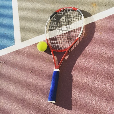 黄白色网球拍